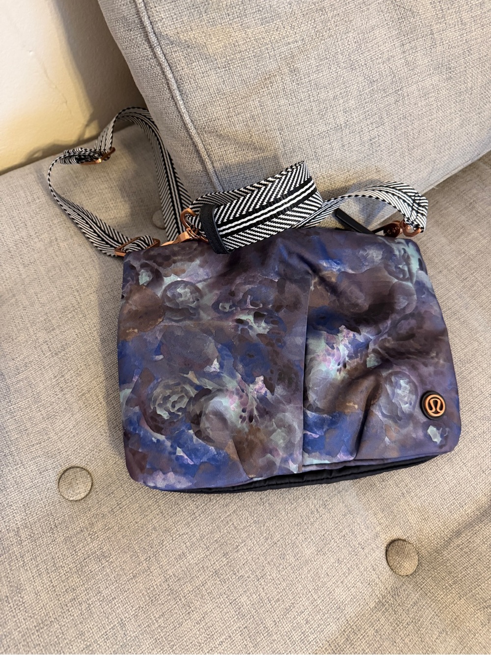 Lululemon Hip to Be Free Bag Black Exploded Moody Mirage earl grey Alberta lake